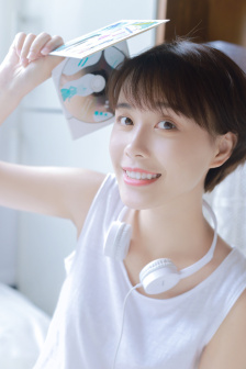 儿子偷偷给妈妈买花被骂哭